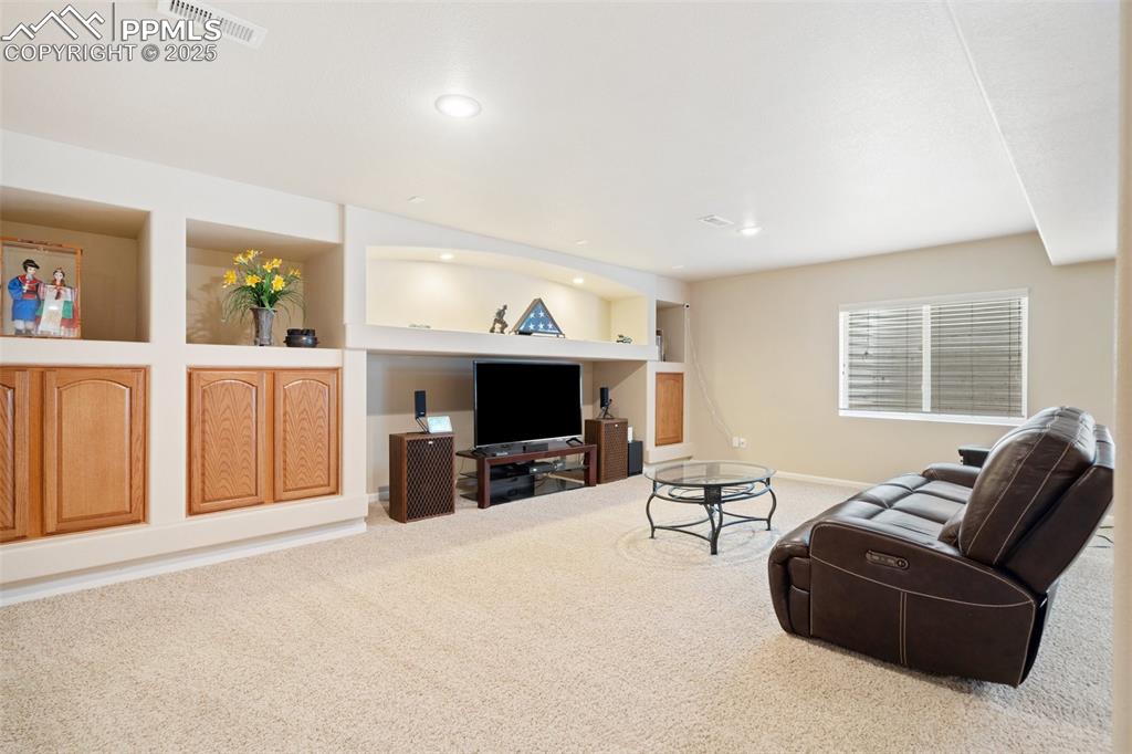 Image 29 of 45: Family Room