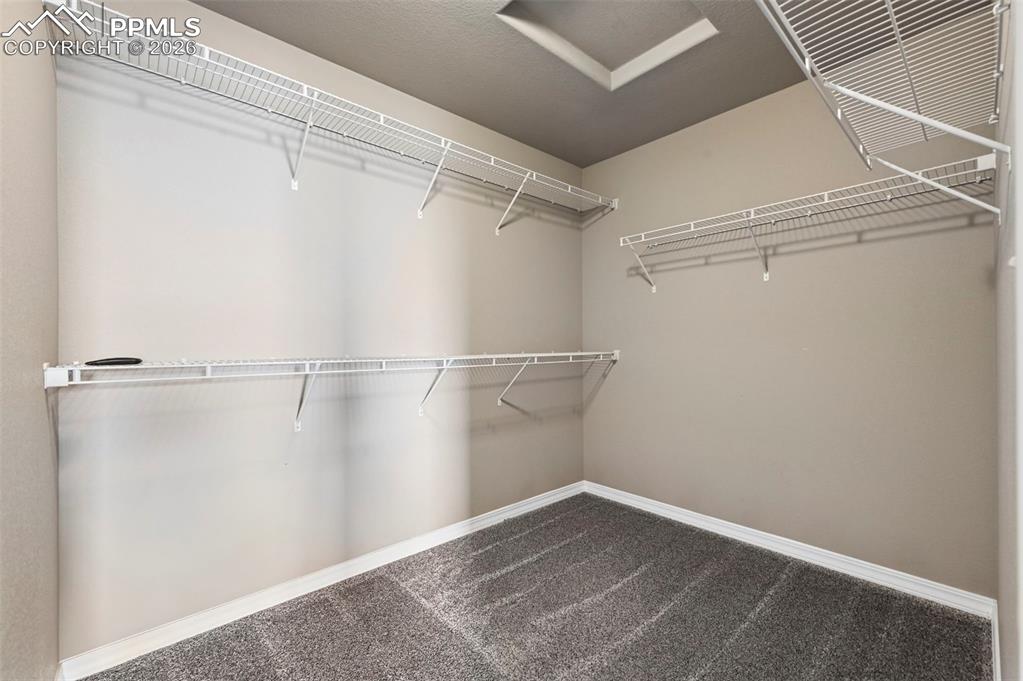 Image 23 of 36: Closet