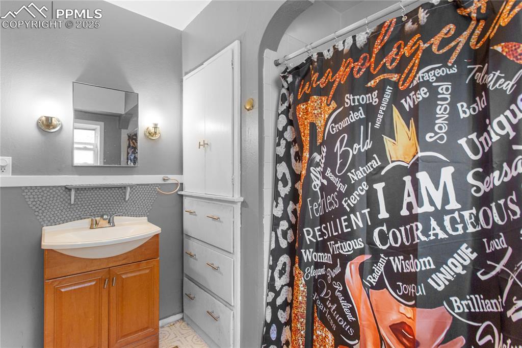 Image 11 of 17: Bathroom