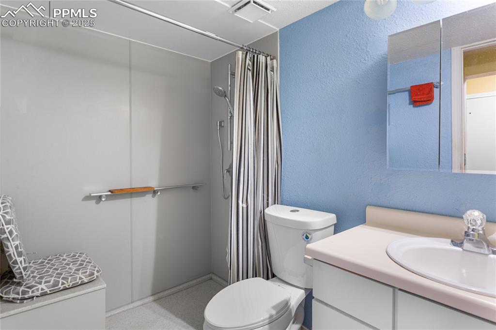Image 14 of 17: Bathroom