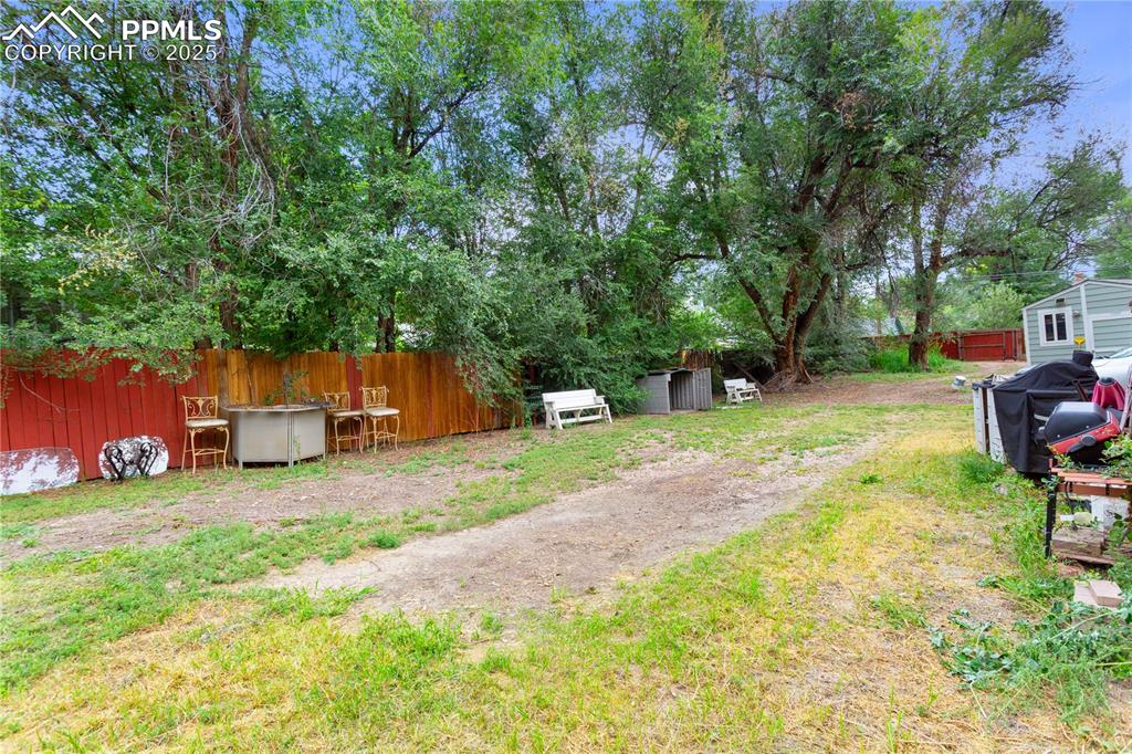 Image 4 of 17: Yard