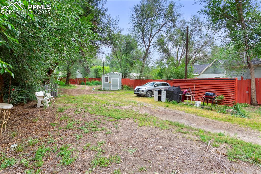 Image 5 of 17: Yard