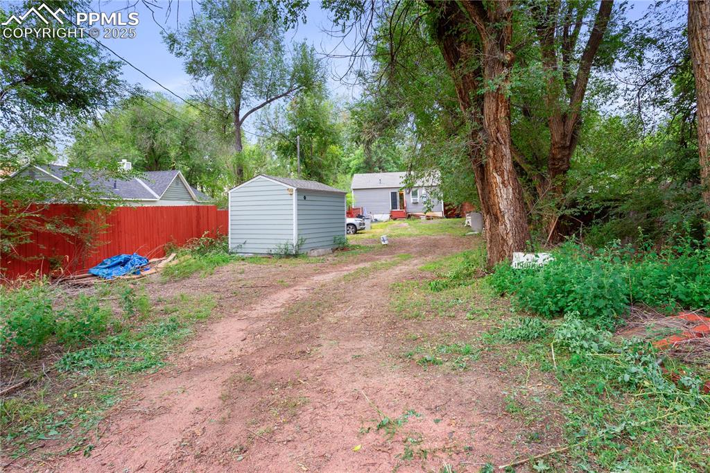 Image 7 of 17: Yard