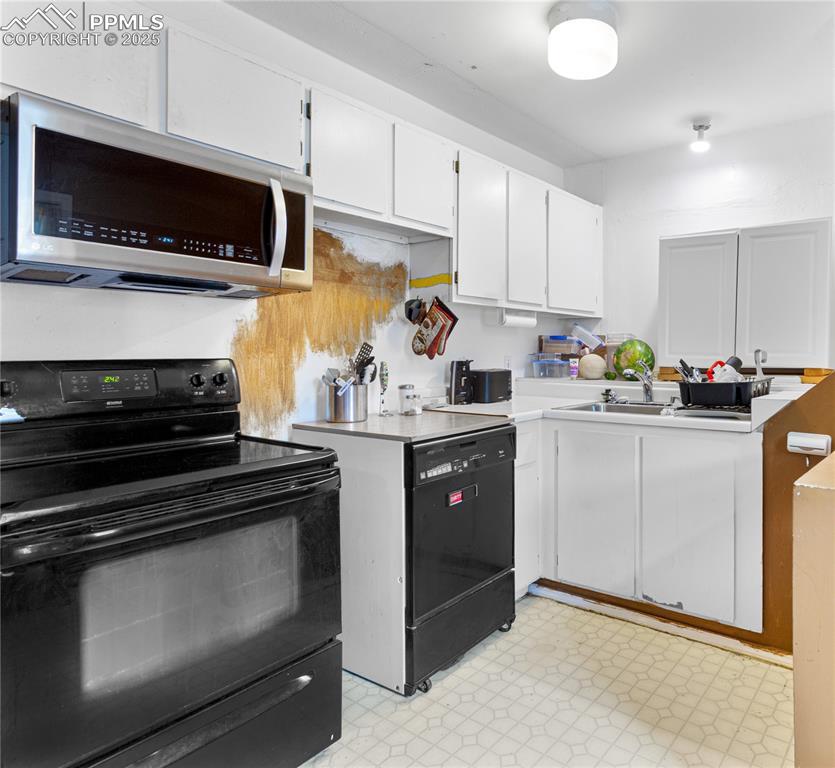 Image 9 of 17: Kitchen