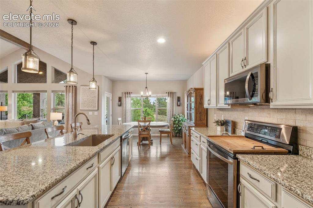 Image 15 of 50: Kitchen