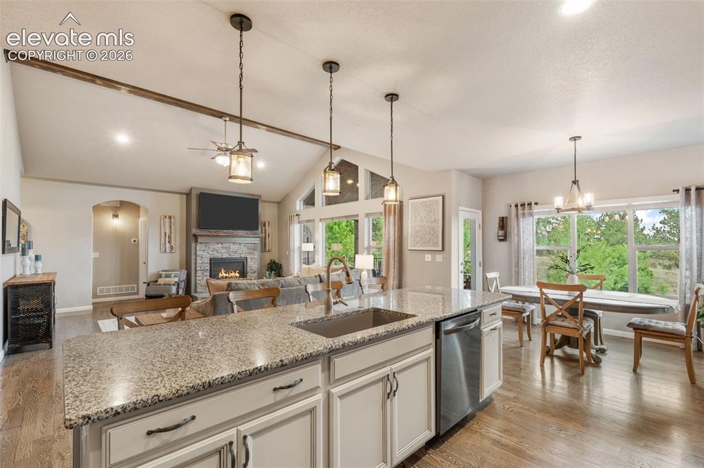 Image 16 of 50: Kitchen