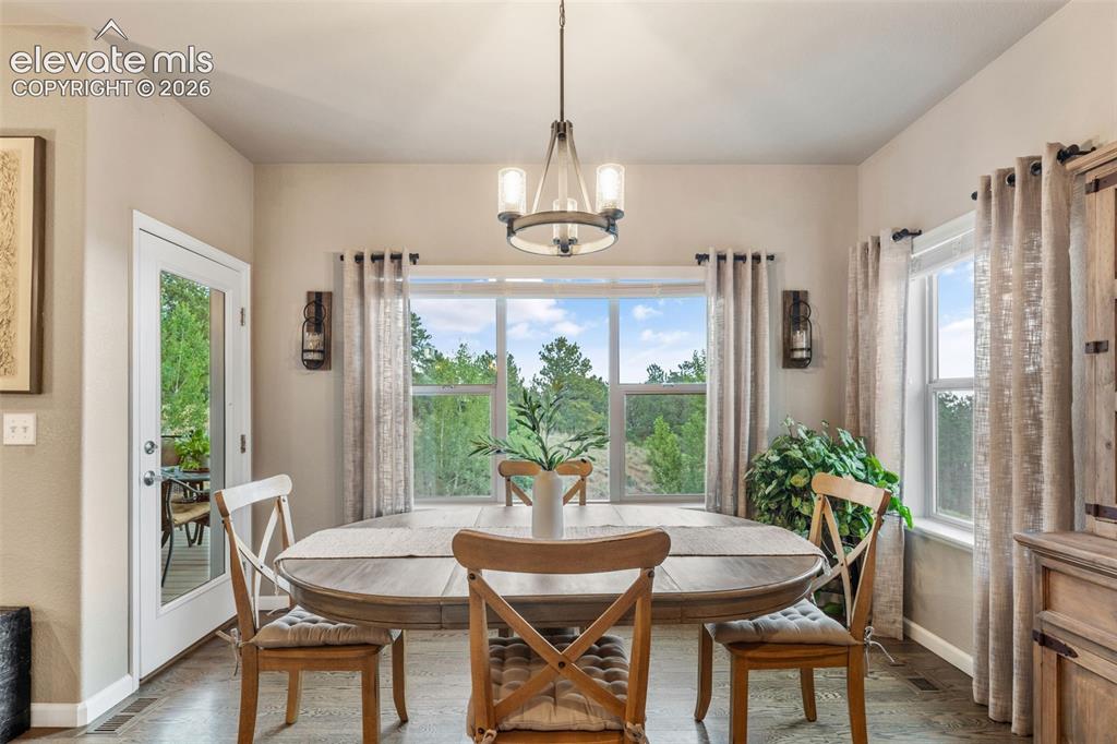 Image 18 of 50: Dining Area