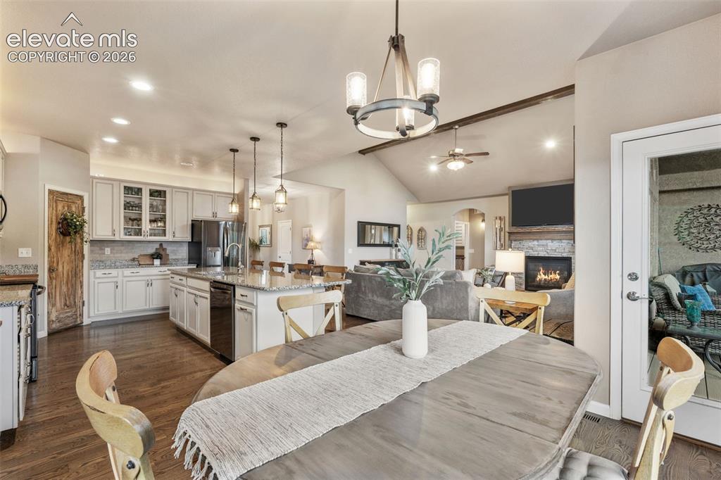 Image 19 of 50: Dining Area