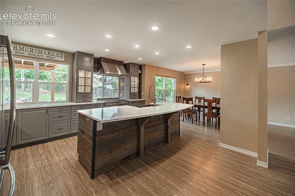 Image 10 of 50: Kitchen