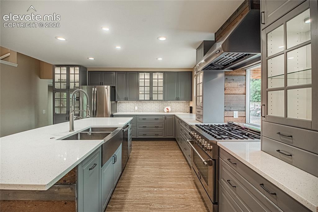 Image 12 of 50: Kitchen