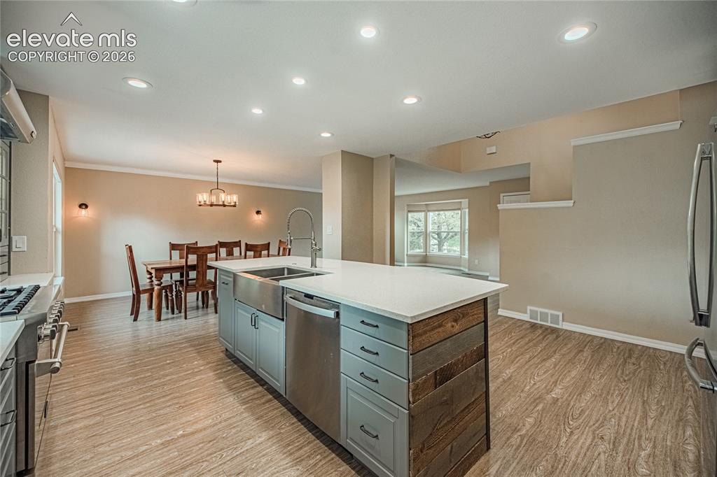 Image 14 of 50: Kitchen
