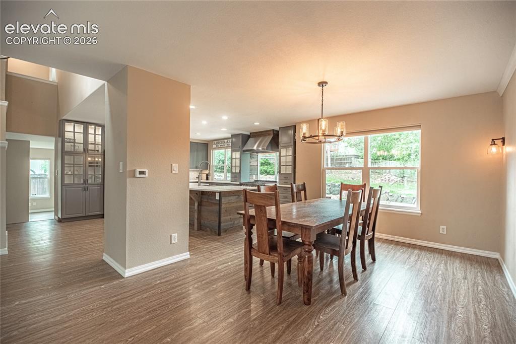 Image 8 of 50: Dining Area