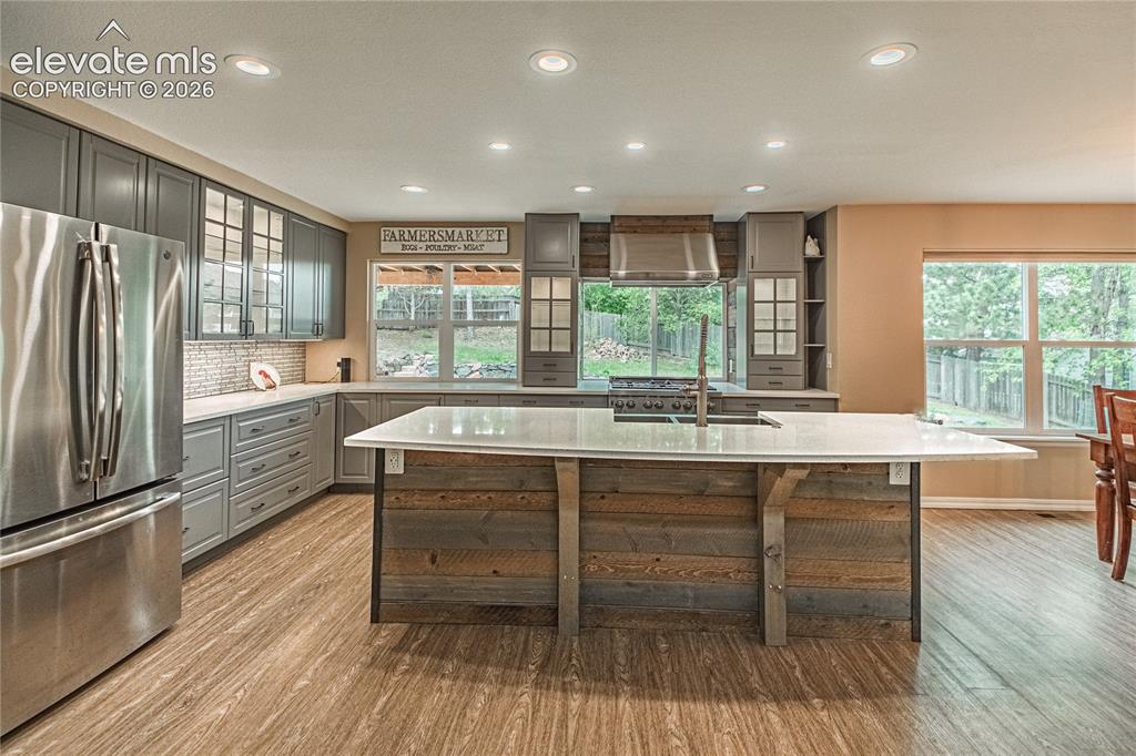 Image 9 of 50: Kitchen