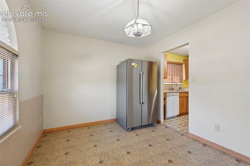 Image 14 of 50: Dining Area