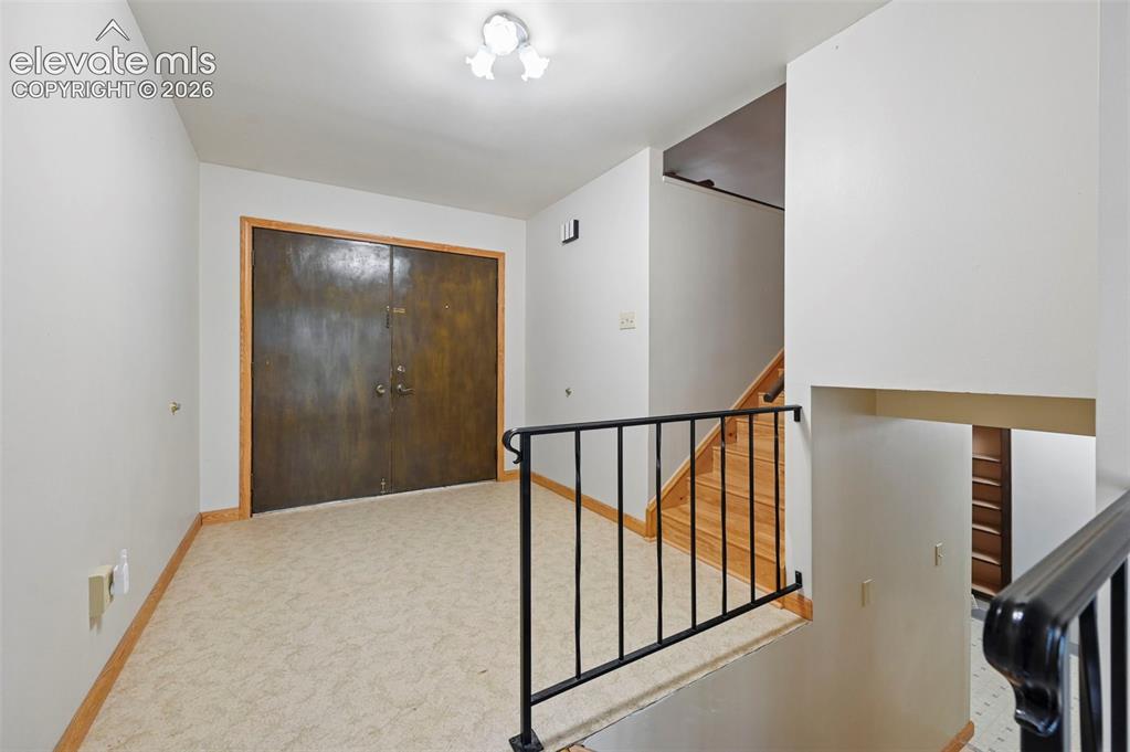 Image 8 of 50: Entryway facing the front door.