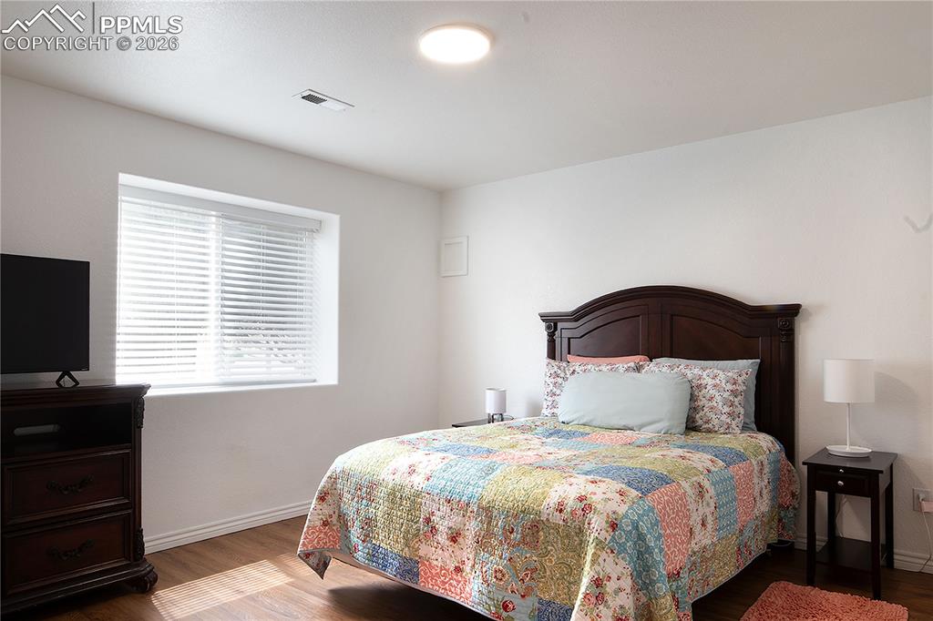 Image 32 of 48: Bedroom