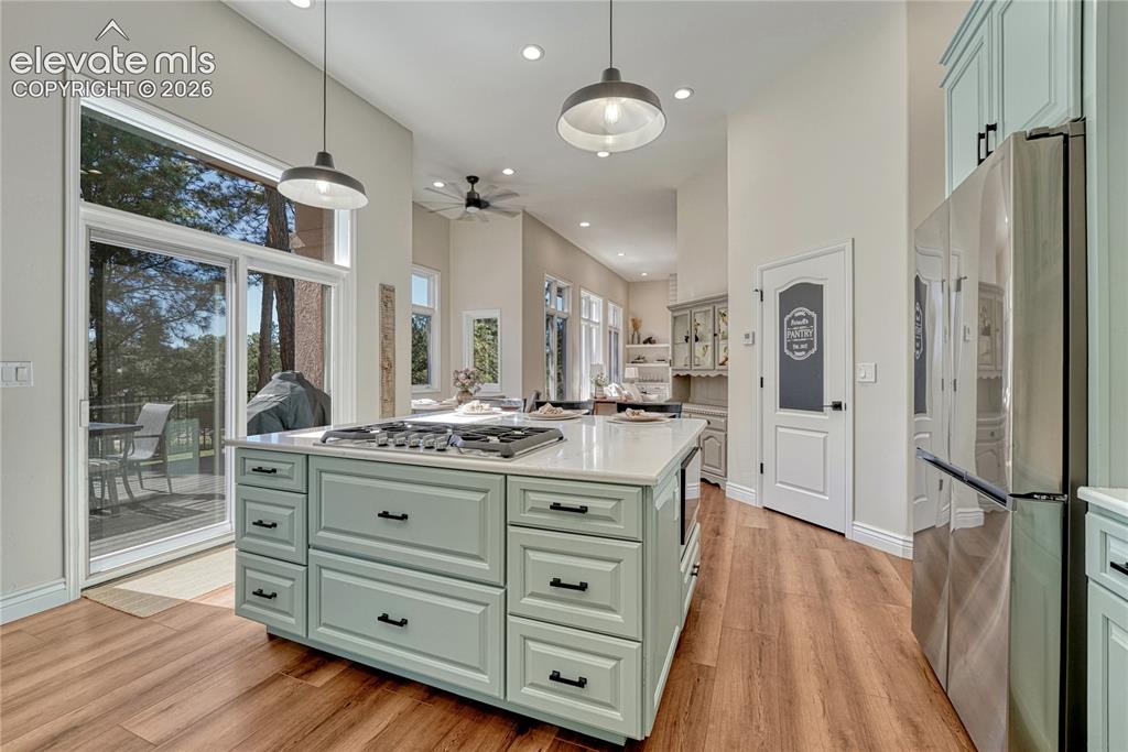 Image 11 of 50: Kitchen