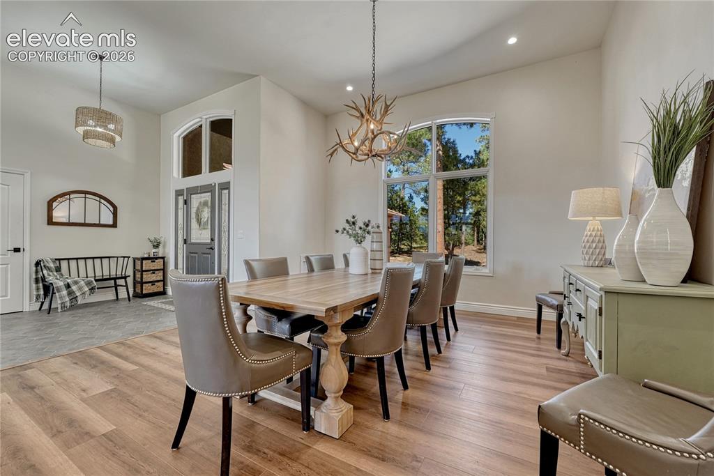 Image 8 of 50: Living Room