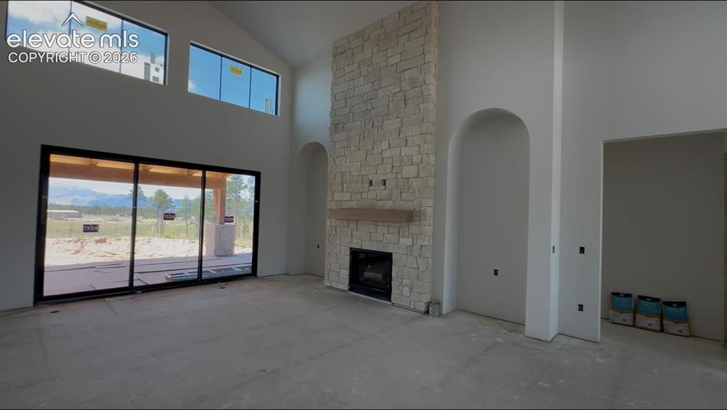 Image 8 of 11: Living Room