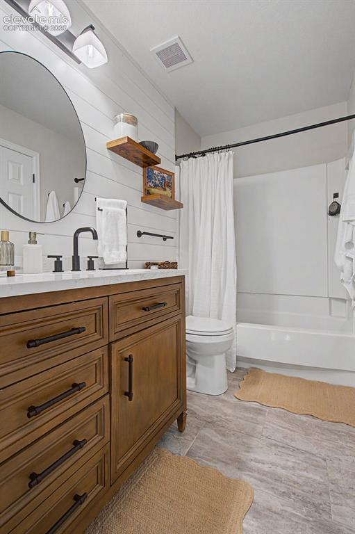 Image 15 of 33: Bathroom