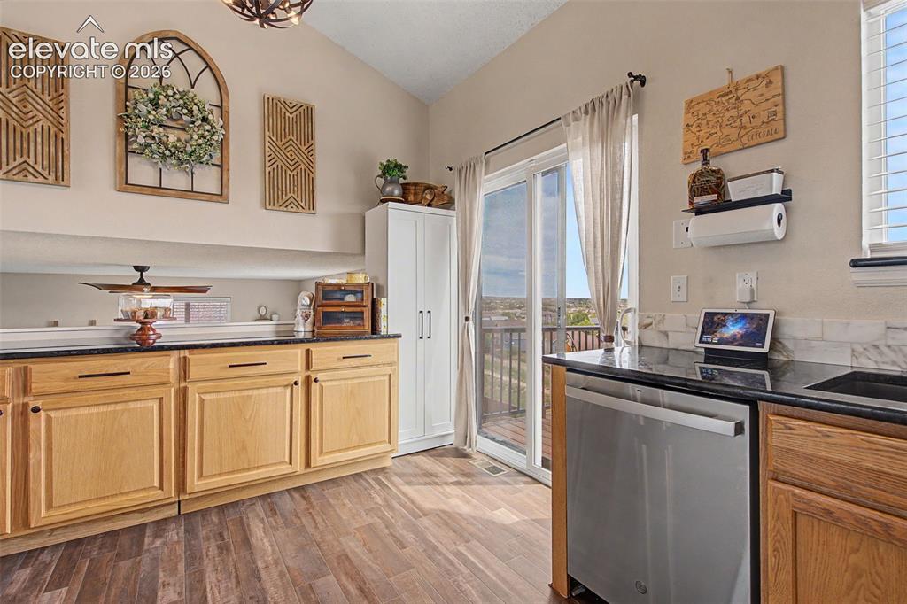 Image 9 of 33: Kitchen