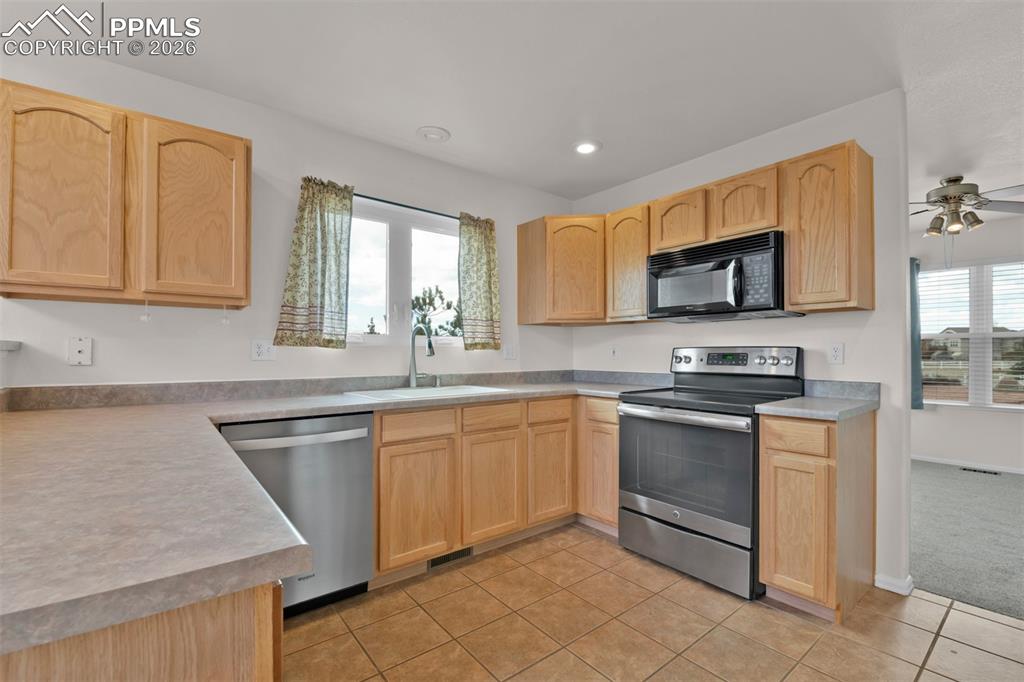 Image 10 of 49: Kitchen