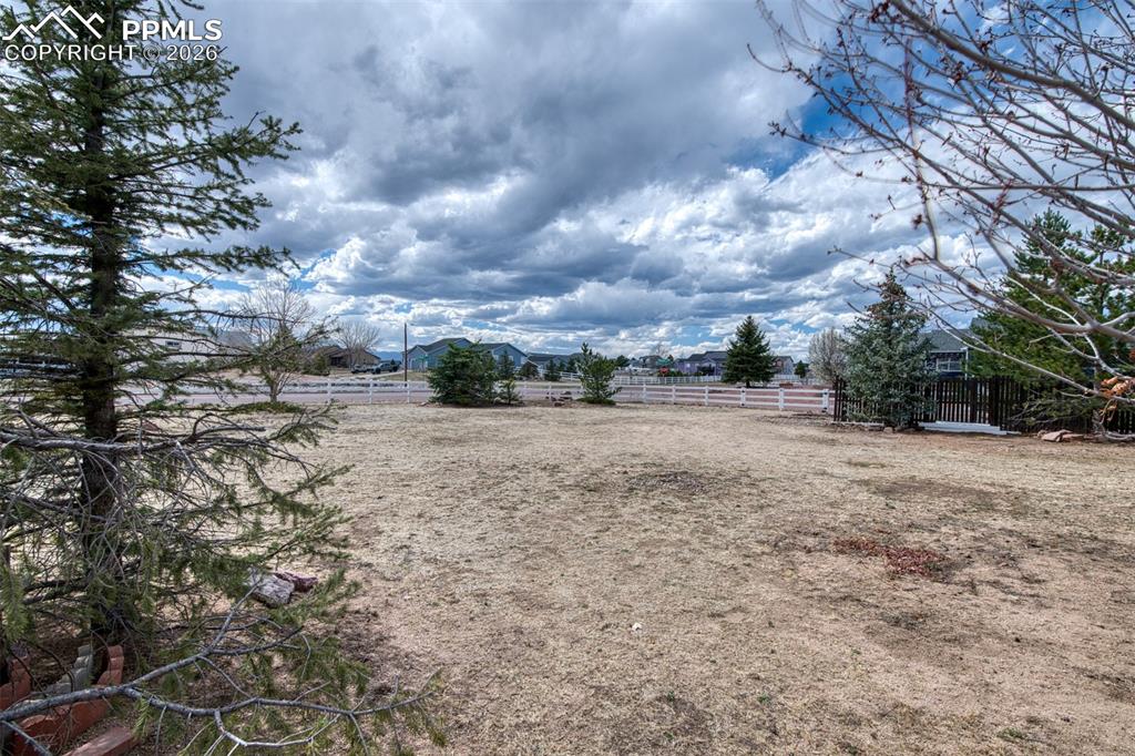 Image 42 of 49: Yard