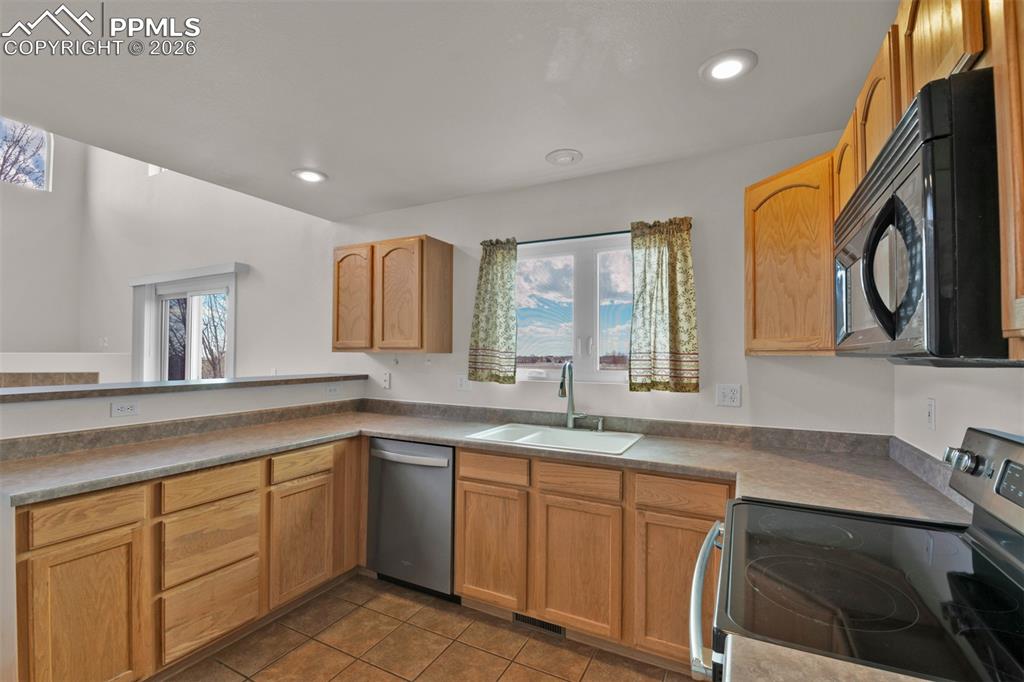 Image 9 of 49: Kitchen