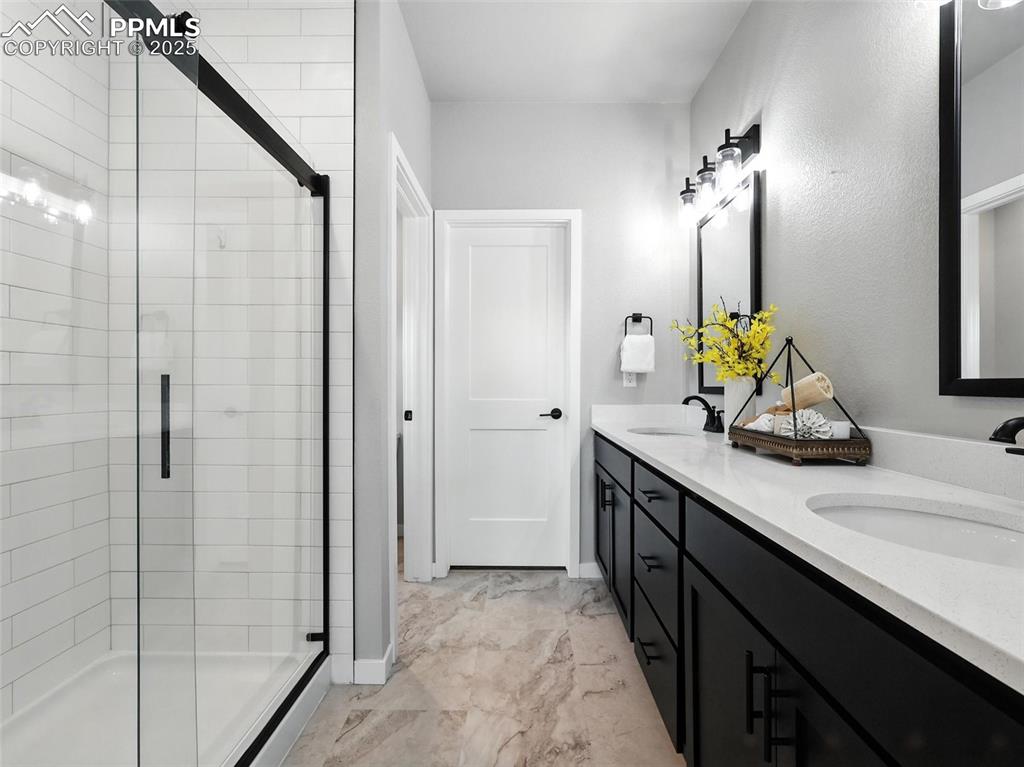 Image 14 of 44: Bathroom