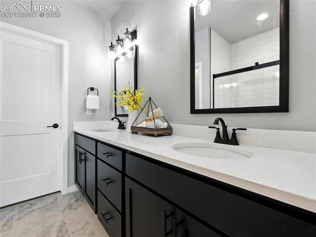 Image 15 of 44: Bathroom