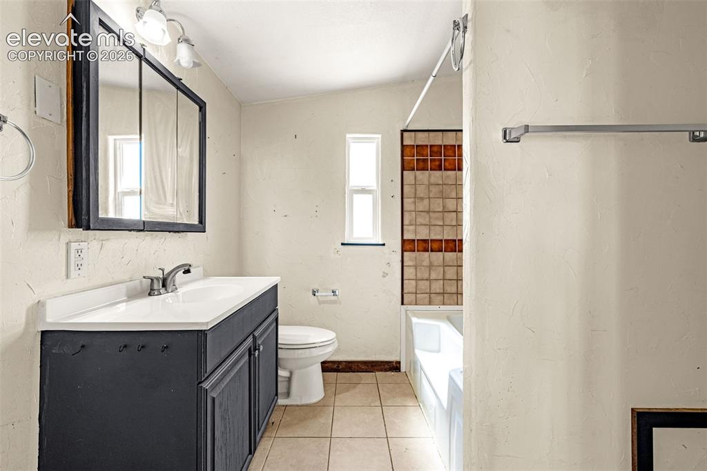 Image 15 of 38: Bathroom