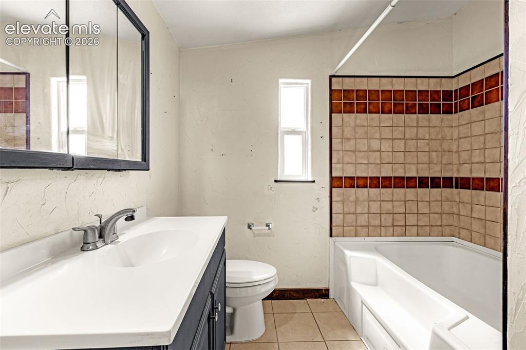 Image 16 of 38: Bathroom