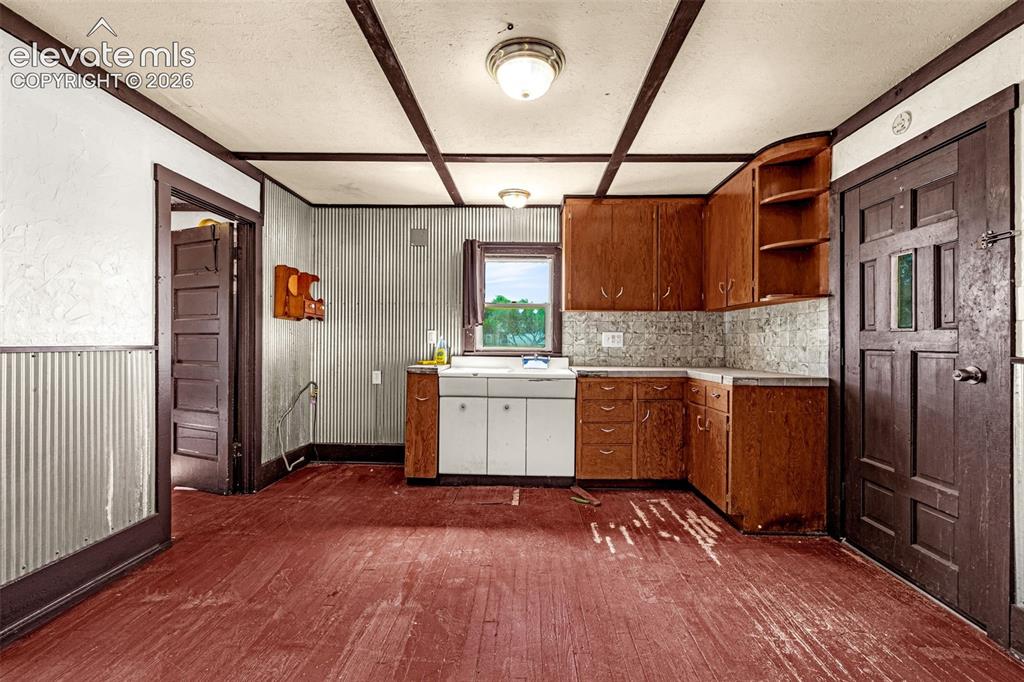 Image 19 of 38: Kitchen