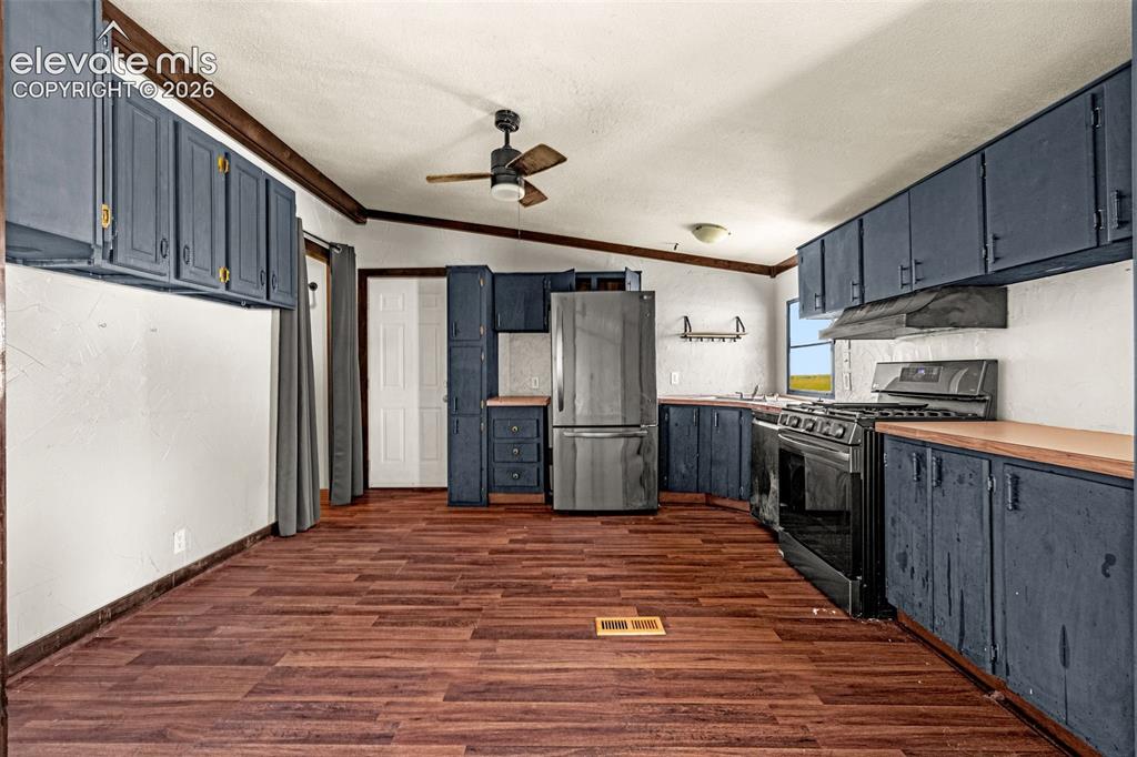 Image 7 of 38: Kitchen