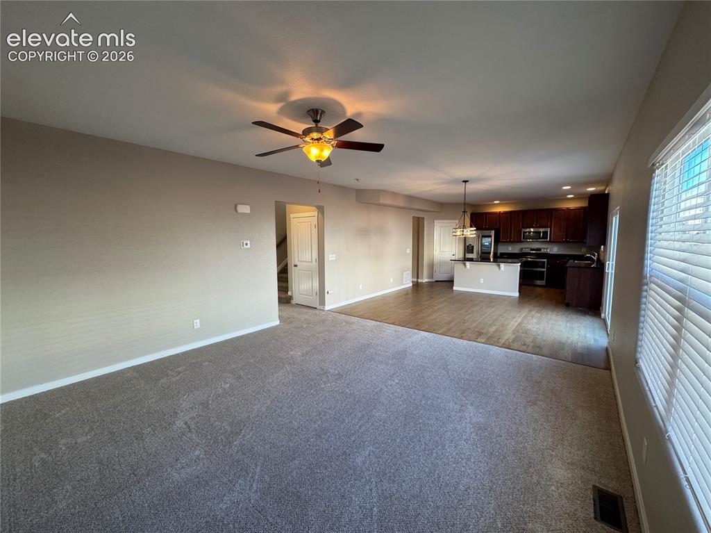 Image 7 of 10: Living Room