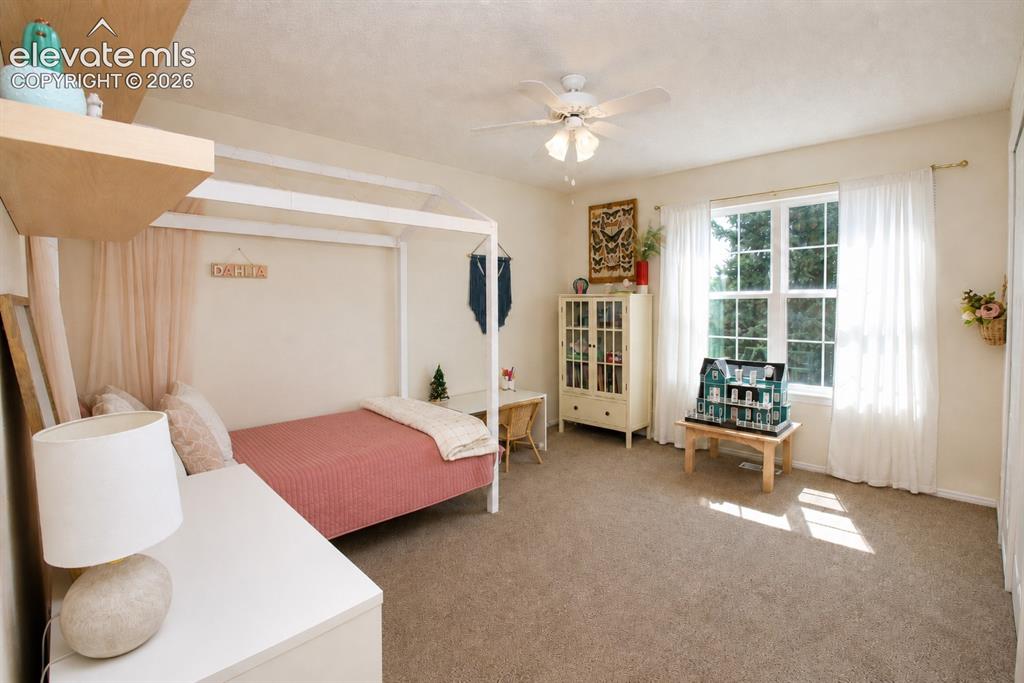 Image 19 of 29: Bedroom