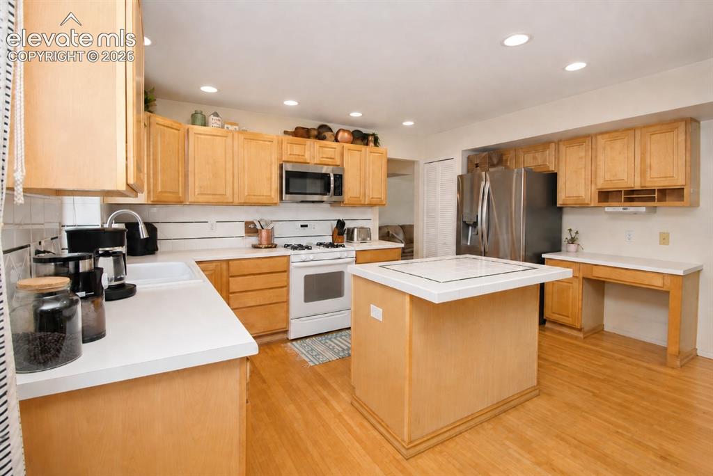 Image 7 of 29: Kitchen
