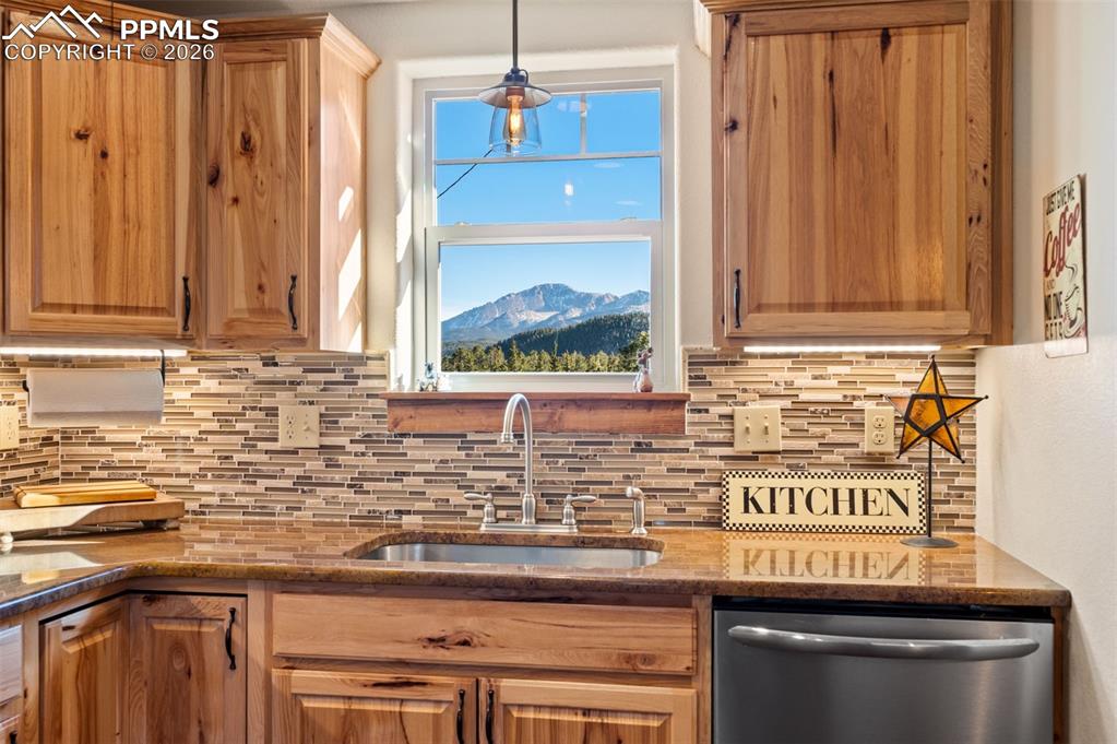 Image 10 of 31: Kitchen