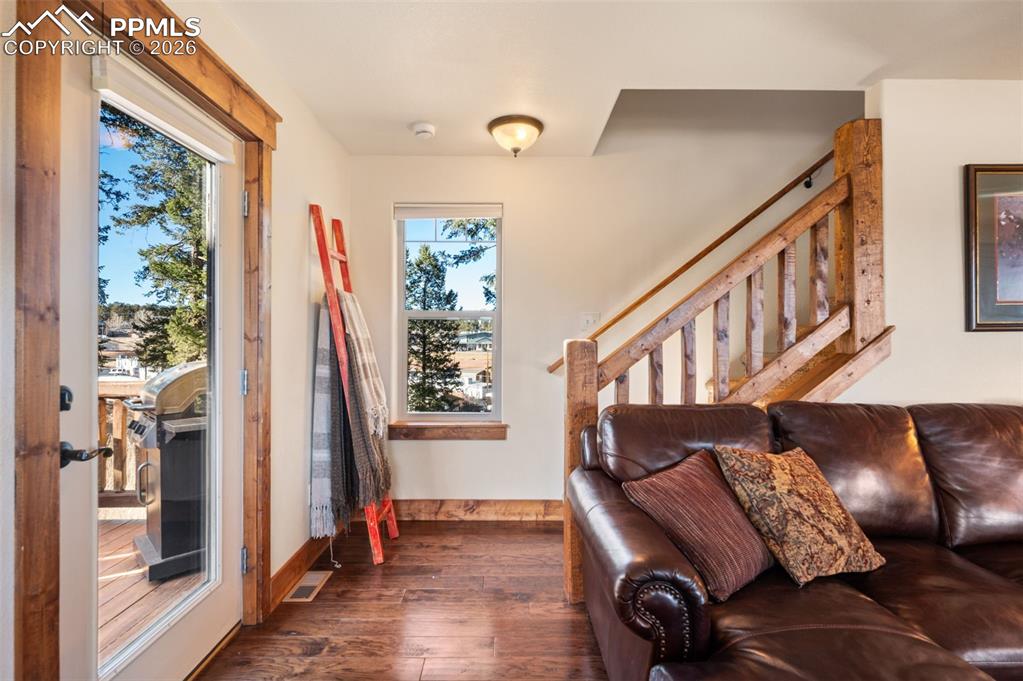 Image 14 of 31: Living Room