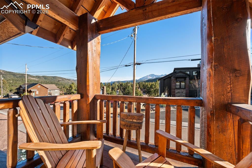 Image 17 of 31: Deck