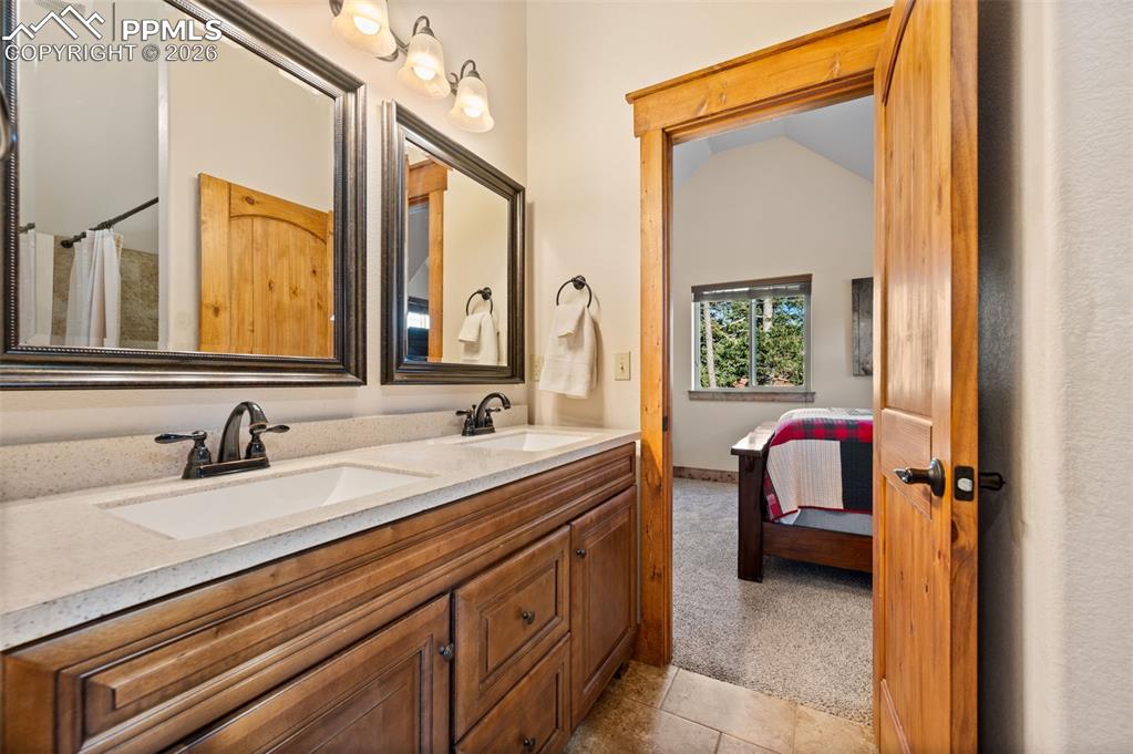 Image 20 of 31: Bathroom