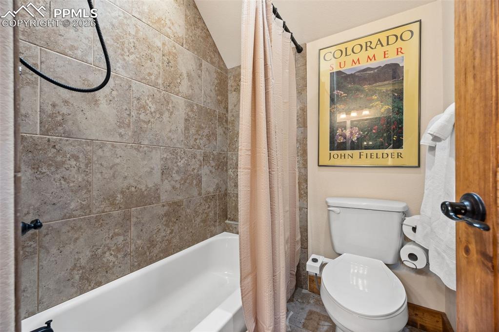 Image 21 of 31: Bathroom