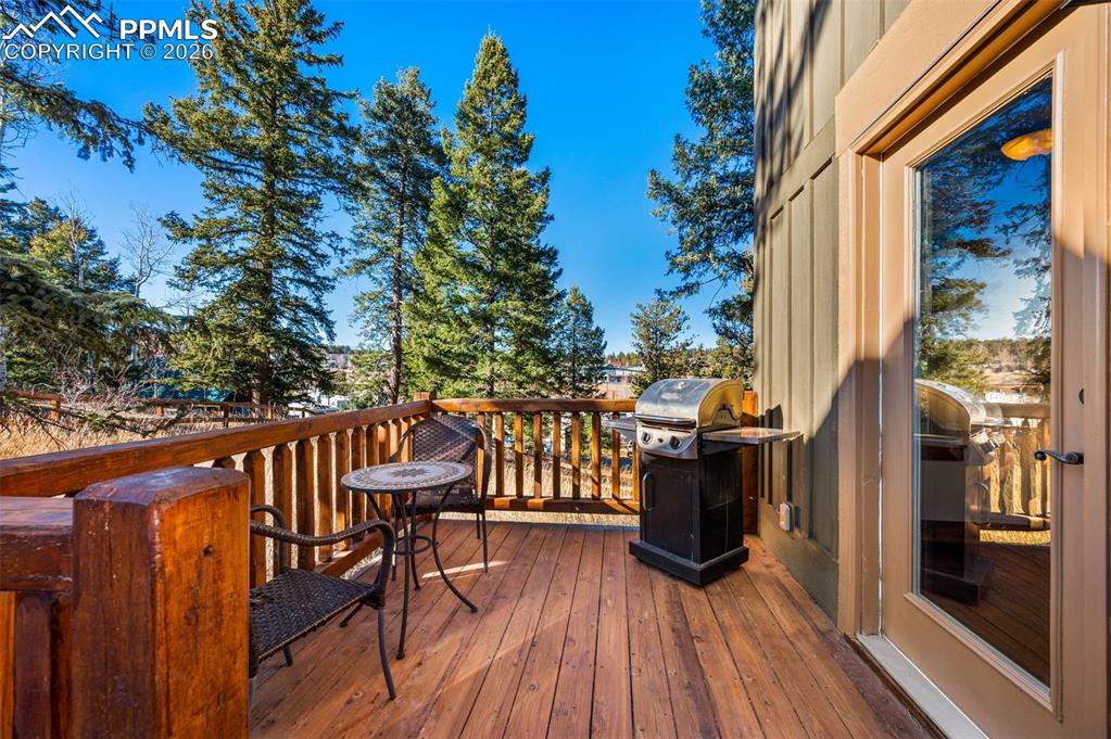 Image 24 of 31: Deck