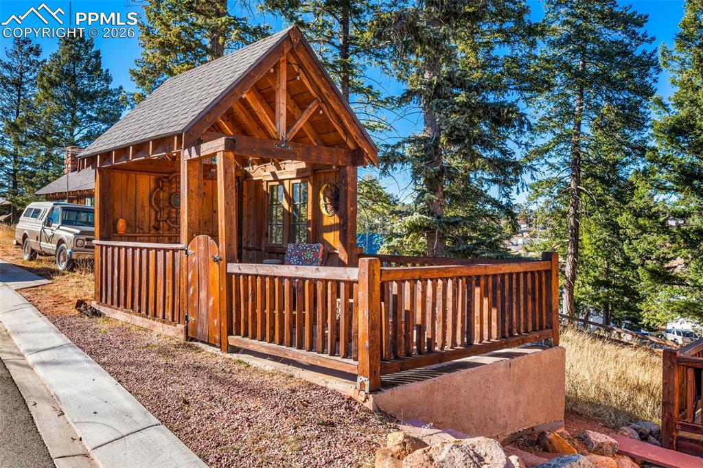 Image 27 of 31: Deck