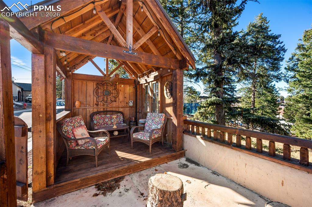 Image 28 of 31: Deck