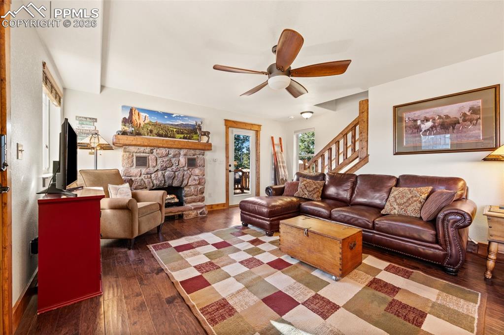 Image 4 of 31: Living Room