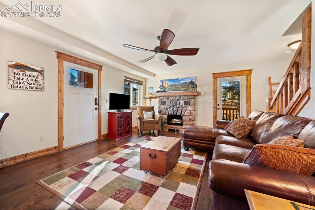 Image 6 of 31: Living Room