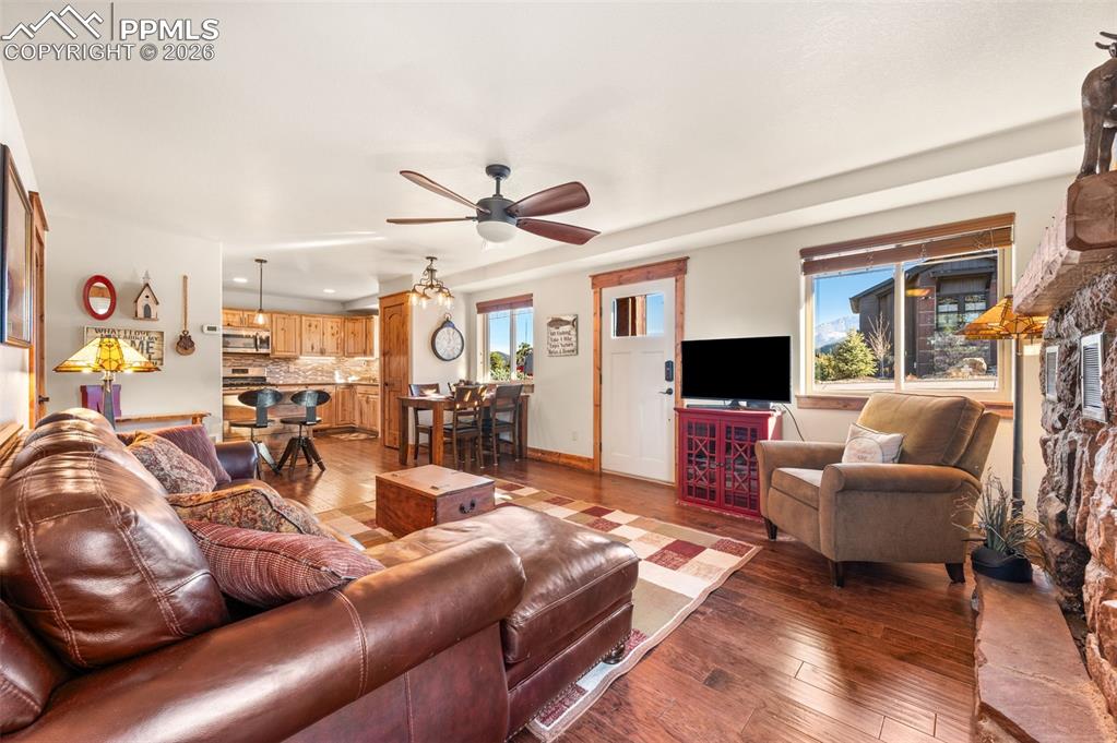 Image 7 of 31: Living Room