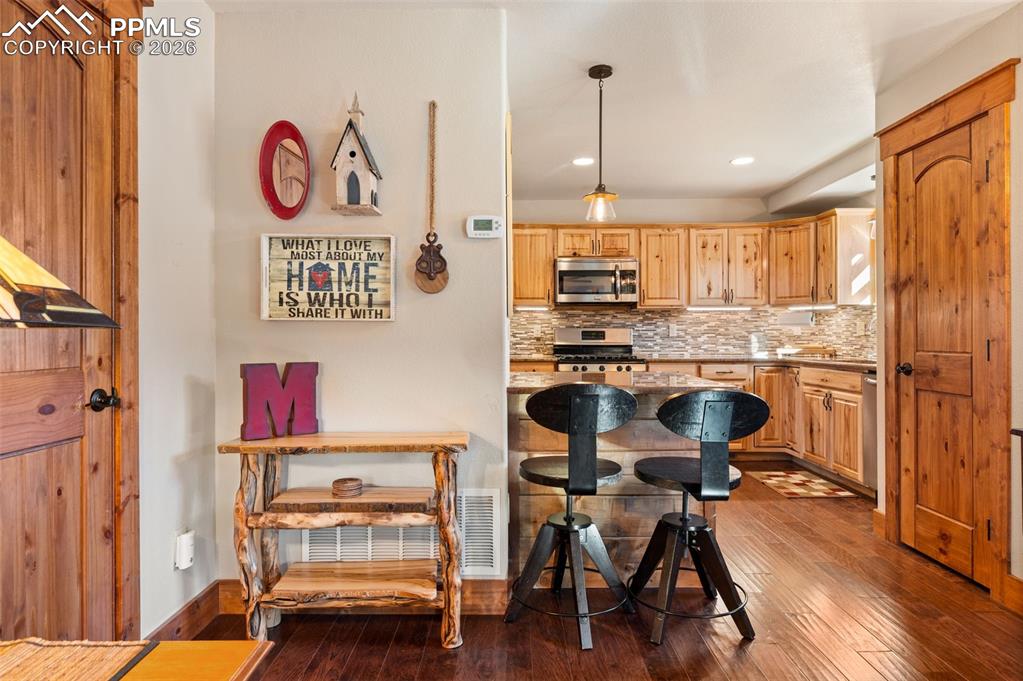 Image 8 of 31: Kitchen