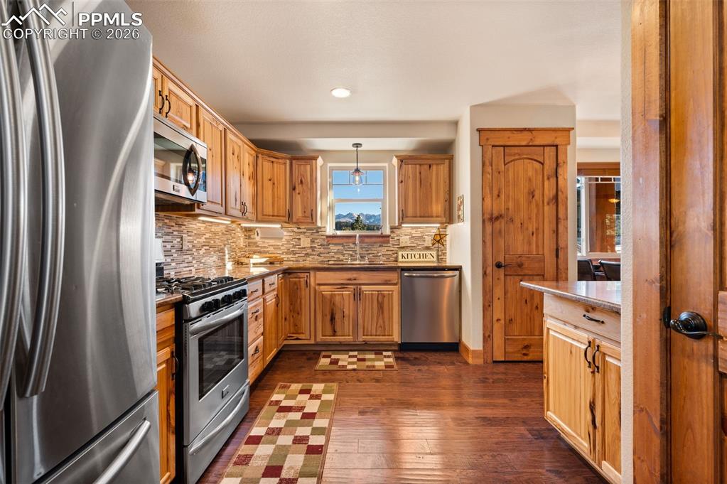 Image 9 of 31: Kitchen